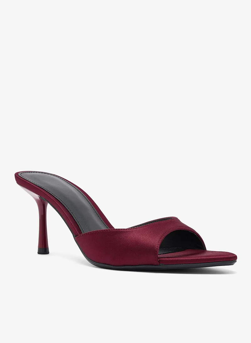 ايلا ليمتد اديشن صنادل بكعب قطة من الساتان